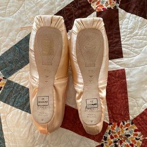 Never worn freed pointe shoes